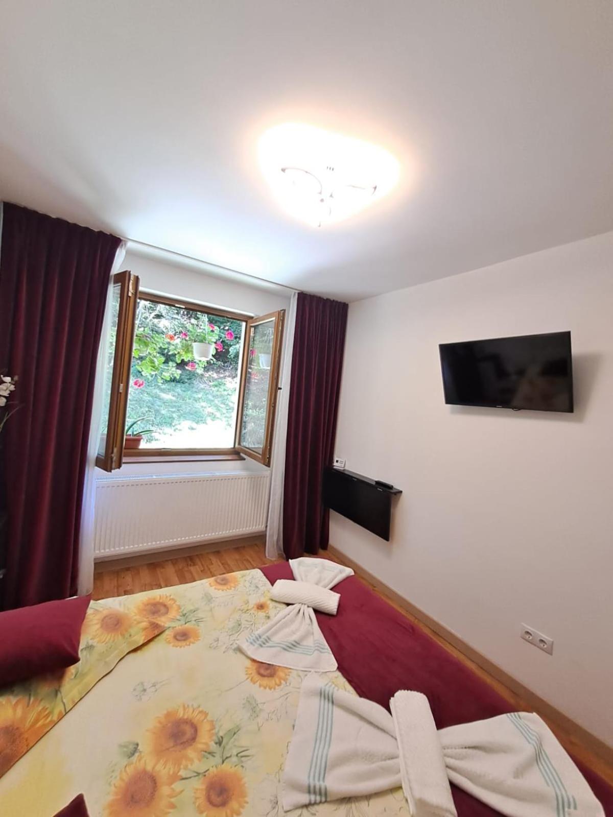 Ferienwohnung Garsoniera Flori - Sinaia Exterior foto